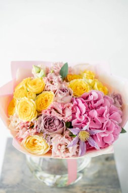 güzel bahar buket. çeşitli renk eski masada cam vazoda çiçek aranjman. parlak oda, beyaz duvar. kopya alanı