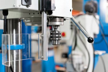 Yeni endüstriyel demir matkap atölye iç. Closeup matkap üzerinde. Araç deposu veya fuar standı.