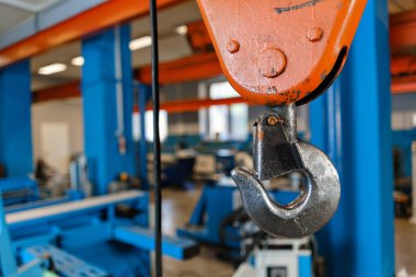 Vinç kanca. Makaralar ve sistemi halatlar, üretim alanında asılı mekanizması. Genel gider vinç fabrikası için geçiş hareketi uzaktan kumanda kolye