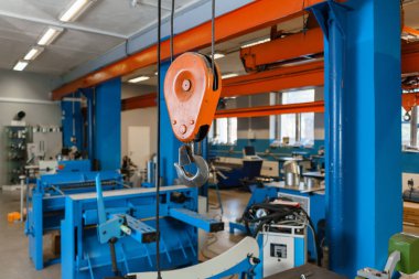 Vinç kanca. Makaralar ve sistemi halatlar, üretim alanında asılı mekanizması. Genel gider vinç fabrikası için geçiş hareketi uzaktan kumanda kolye