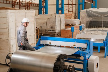 Atölye üretmekteyiz. İşçiler depoda makine ayarlar. Havalandırma ve oluklar üretimi. Aracı ve Sac bükme donatımı.