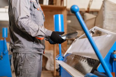 Galvanizli metal köşesinde. Araç ve Sac bükme donatımı. Atölye üretmekteyiz. Havalandırma ve Yağmur oluğu.