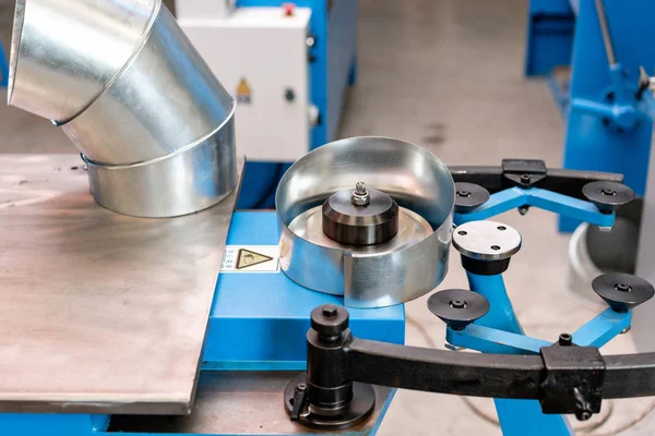 Ferramenta de rolamento de produção, máquina elétrica. a produção de ventilação e calhas. Ferramenta e equipamento de dobra para chapa metálica. fabrico ou um suporte de demonstração na loja — Fotografia de Stock