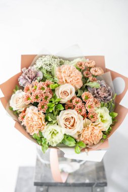 güzel bahar buket. çeşitli renk eski masada cam vazoda çiçek aranjman. parlak Oda