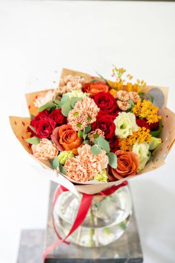 güzel bahar buket. çeşitli renk eski masada cam vazoda çiçek aranjman. parlak Oda