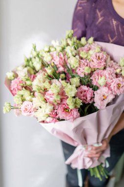 güzel bahar buket. Bir çiçek düzenleme lisianthus ile pembe renk tutan genç kız