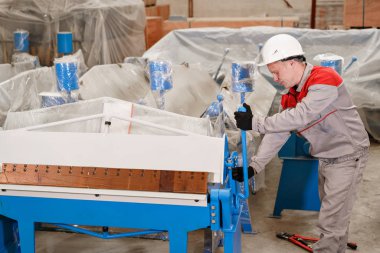 Üretim havalandırma ve sabitlenir. Çalışan makine depodaki paketini açmalısınız. Aracı ve Sac bükme donatımı.