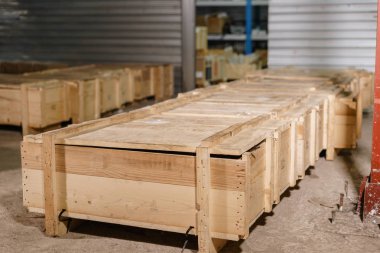 Büyük ahşap kutuları. Makineler ve mekanizmalar için yedek parça deposu. Havalandırma ve su üretimi