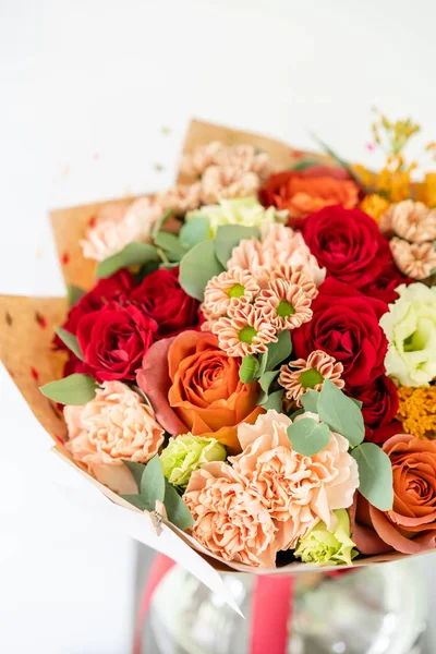Lindo buquê de primavera. arranjo de flores com várias cores em vaso de vidro na mesa velha. quarto brilhante — Fotografia de Stock