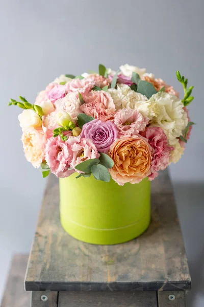 Beautiful spring bouquet in head box. Arrangement with mix flowers. The concept of a flower shop, a small family business. Work florist. — Stock Photo, Image