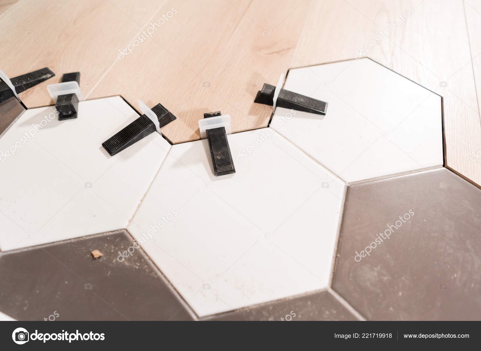 Die Kombination aus Holzplatten von Laminat und keramische Fliesen ... Die Kombination aus Holzplatten von Laminat und keramische Fliesen ...