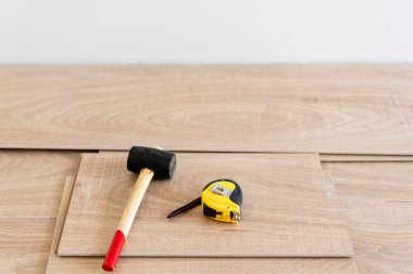 Laminat parke iç yükleme. Farklı marangoz araçları yere yat. Çekiç ve ölçüm bandı. onarım ev kavramı.