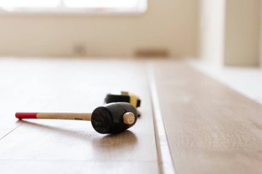 Laminat parke iç yükleme. Farklı marangoz araçları yere yat. Çekiç ve ölçüm bandı. onarım ev kavramı.