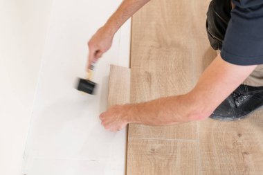 Laminat parke sonraki parça - odak üstünde el uygun yükleme. Döşeme laminat parke dostum