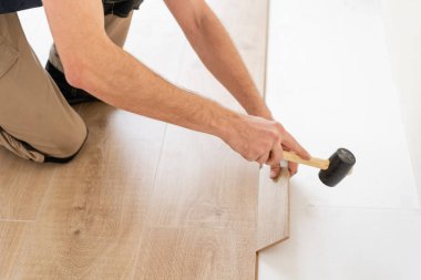 Sabitleme için grev kısmında bir kilit ile yumuşak bir çekiçle. Laminat parke sonraki parça - odak üstünde el uygun yükleme. Döşeme laminat parke dostum