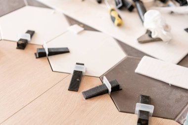 Laminat ve seramik döşeme bal peteği şeklinde ahşap paneller birleşimi. Mutfak yenileme. onarım ev kavramı.