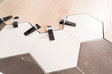 Laminat ve seramik döşeme bal peteği şeklinde ahşap paneller birleşimi. Mutfak yenileme. onarım ev kavramı.