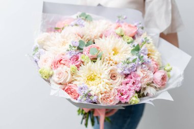 Kadın elinde güzel bir bahar çiçeği. Çeşitli çiçeklerle düzenlenmiş. Çiçekçi konsepti. Bir site ya da katalog için fotoğraf seti. Çiçekçilik..