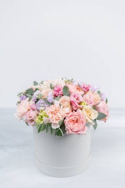 Yuvarlak kutuda güzel bir bahar buketi. Çeşitli çiçeklerle düzenlenmiş. Çiçekçi konsepti. Bir site ya da katalog için fotoğraf seti. Çiçekçilik..