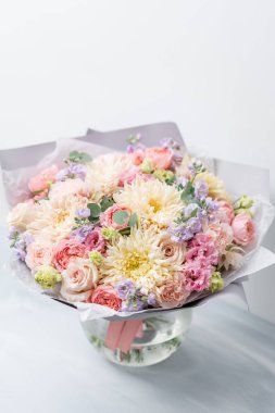 Güzel bahar buket cam vazoda. Çeşitli çiçek aranjmanı. Bir çiçekçi dükkanı kavramı. Fotoğraflar için bir site veya katalog kümesi. İş çiçekçi.