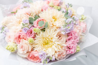 Güzel bahar buket cam vazoda. Çeşitli çiçek aranjmanı. Bir çiçekçi dükkanı kavramı. Fotoğraflar için bir site veya katalog kümesi. İş çiçekçi.