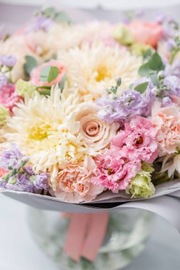 Güzel bahar buket cam vazoda. Çeşitli çiçek aranjmanı. Bir çiçekçi dükkanı kavramı. Fotoğraflar için bir site veya katalog kümesi. İş çiçekçi.