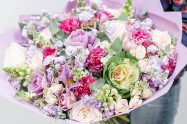 Kadın elinde güzel bir bahar çiçeği. Çeşitli çiçeklerle düzenlenmiş. Çiçekçi konsepti. Bir site ya da katalog için fotoğraf seti. Çiçekçilik..