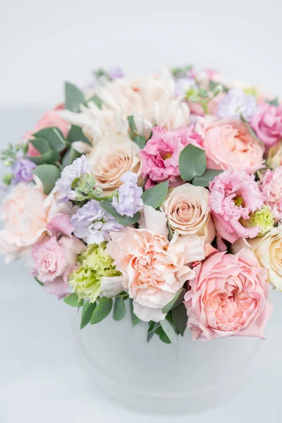 Belo buquê de primavera em caixa redonda. Arranjo com várias flores. O conceito de uma florista. Um conjunto de fotos para um site ou catálogo. Florista de trabalho. — Fotografia de Stock