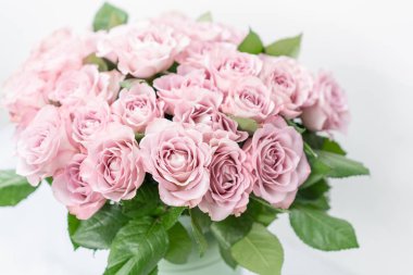 Gül leylak ve pastel renkler. Parlak buket metal kova içinde. çiçekçi dükkanı kavramı.