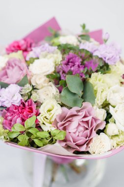 Güzel bahar buket. Çeşitli çiçek aranjmanı. Bir çiçekçi dükkanı kavramı. Fotoğraflar için bir site veya katalog kümesi. İş çiçekçi.