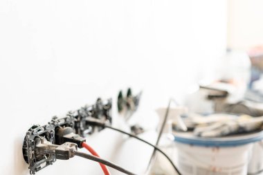 Eldiven ön planda çalışır. Birçok araçları ve kutu boya içinde belgili tanımlık geçmiş. Onarım evde kavramının