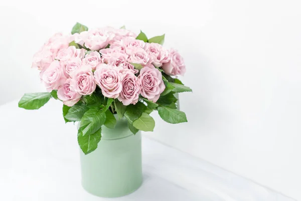 Розы сиреневые и пастельные цвета. Яркий букет в металлическом ведре. концепция цветочного магазина . — стоковое фото