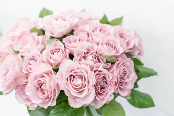玫瑰丁香和柔和的颜色。金属桶明亮的花束。花店概念. — 图库照片