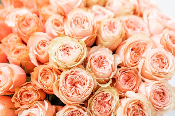 玫瑰桃和橙色柔和的颜色。金属桶明亮的花束。花店概念. — 图库照片
