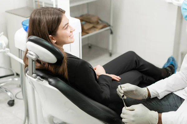 Krásná mladá dívka v křesle zubař na zubní klinice. Lékařství, zdravotnictví, stomatologie koncept. zubař léčbu pacienta. Žena s úsměvem — Stock fotografie