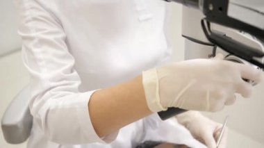 Kadın doktor diş hekimi mikroskop kullanır. Genç Afro-Amerikan erkek hasta sandalyeye diş kliniği. Tıp, sağlık, stomatology kavramı. diş hekimi muayene yapar ve bitirmek.