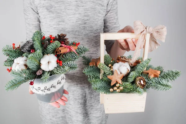 Jonge vrouw met kerst compositionin handen in licht, seizoensgebonden vakanties, rustiek thema, optuigen — Stockfoto