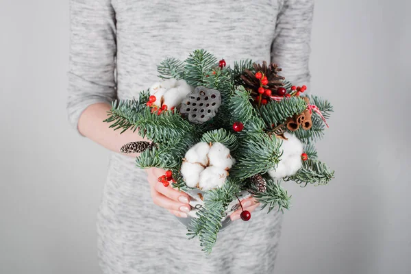 Jonge vrouw met kerst compositionin handen in licht, seizoensgebonden vakanties, rustiek thema, optuigen — Stockfoto