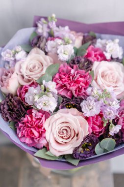 Güzel bahar buket cam vazoda. Çeşitli çiçek aranjmanı. Bir çiçekçi dükkanı kavramı. Fotoğraflar için bir site veya katalog kümesi. İş çiçekçi.