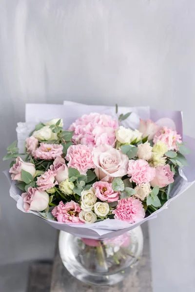 Beautiful spring bouquet in glass vase. Arrangement with various flowers. The concept of a flower shop. A set of photos for a site or catalogue. Work florist. — Stock Photo, Image