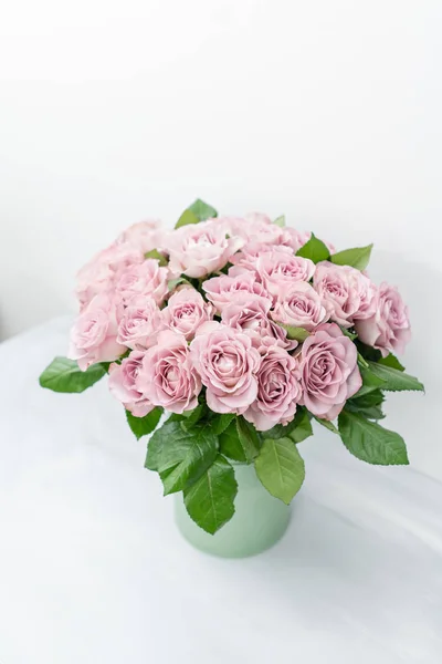 Roses lilas et couleurs pastel. Bouquet lumineux dans un seau en métal. concept de fleuriste. photo verticale — Photo