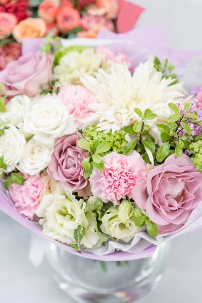 Europäischen Blumenladen. Strauß gemischte schöne Blumen auf einem grauen Holztisch. schöne Gartenblumen im Arrangement, die Arbeit eines professionellen Floristen. — Stockfoto