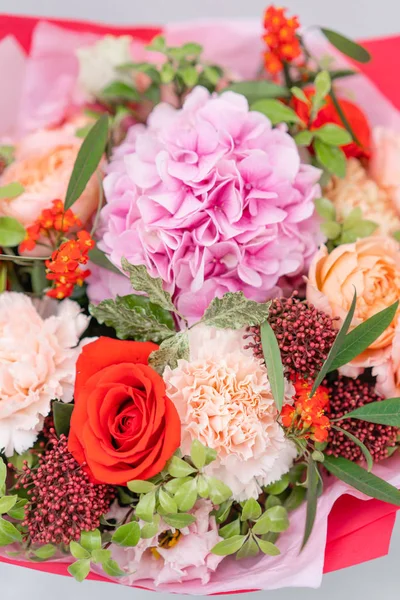 Loja floral europeia. Buquê Flores bonitas misturadas em mesa cinza de madeira. Flores do jardim agradável no arranjo, o trabalho de um florista profissional . — Fotografia de Stock