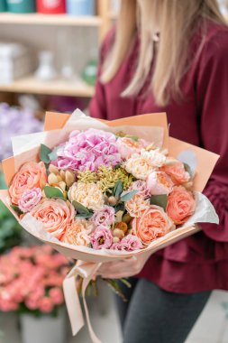 Avrupa çiçek dükkanı. Kadın elinde güzel karışık çiçekli buket. Mükemmel Bahçe çiçek düzenleme, profesyonel çiçekçi iş.