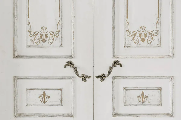 Duże białe drzwi zamknięte i vintage uchwyty metalowe. — Zdjęcie stockowe