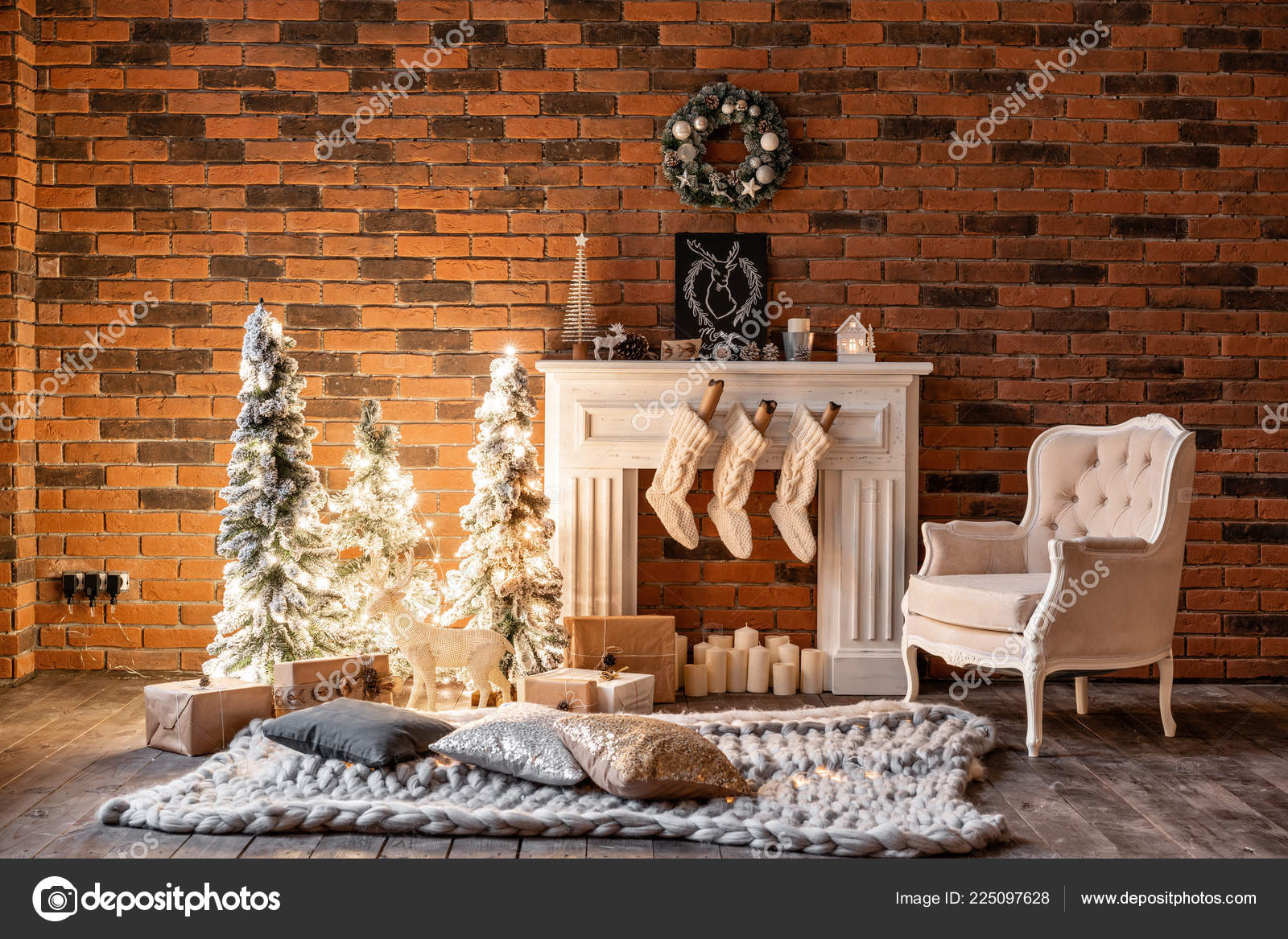Loft apartamentos, pared de ladrillo con velas y corona de árboles de  Navidad. Calcetines de lana, image size:1600x1167