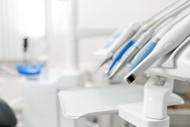Dişçi kliniğindeki stomatolojik alet. Klinikte dişçilik. Ameliyat, diş protezi. Tıp, sağlık, stomatoloji konsepti. Diş hekiminin teftiş yaptığı ve sonuca vardığı ofis..