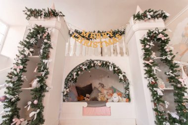 Noel sabahı. Geniş çocuk oda iç. Oda içinde oyun slayt ve merdiven dekoratif Kalesi