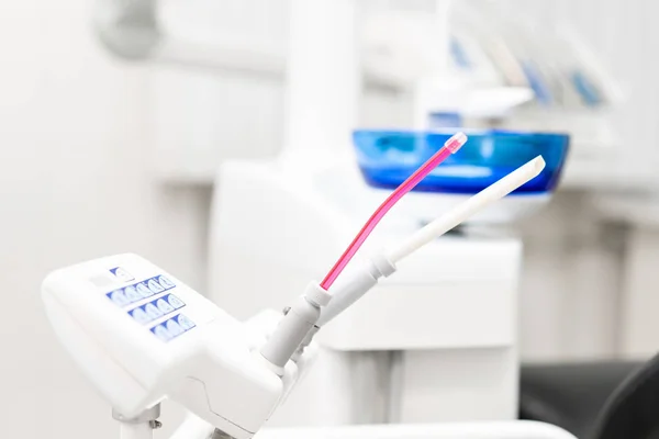 Instrumento estomatológico en la clínica odontológica. Trabajo dental en la clínica. Operación, reemplazo dental. Medicina, salud, concepto estomatológico. Oficina donde el dentista realiza la inspección y concluye. — Foto de Stock