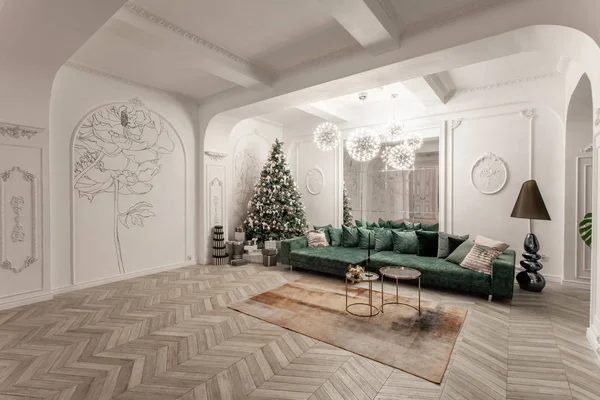 Weihnachtsabend. klassische luxuriöse Apartments mit geschmücktem Weihnachtsbaum. Wohnzimmer großer Spiegel, grünes Sofa, hohe Fenster, Säulen und Stuck. — Stockfoto